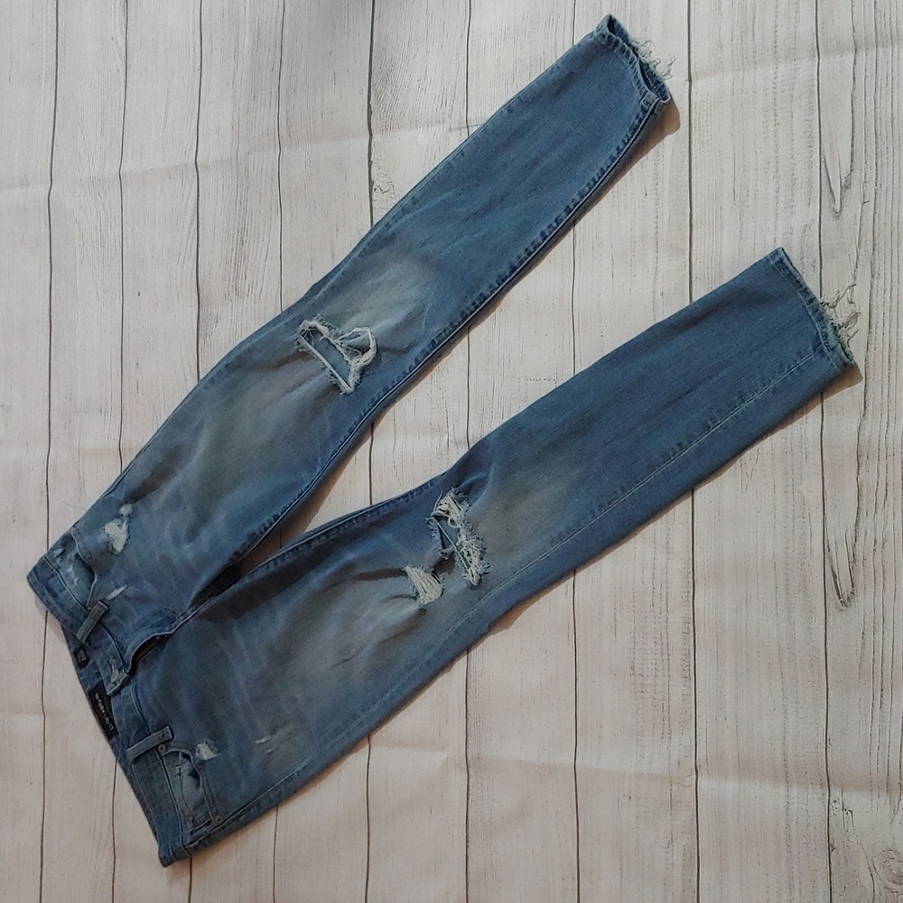 LUCKY BRAND DISTRESS LIGHT WASH JEANS